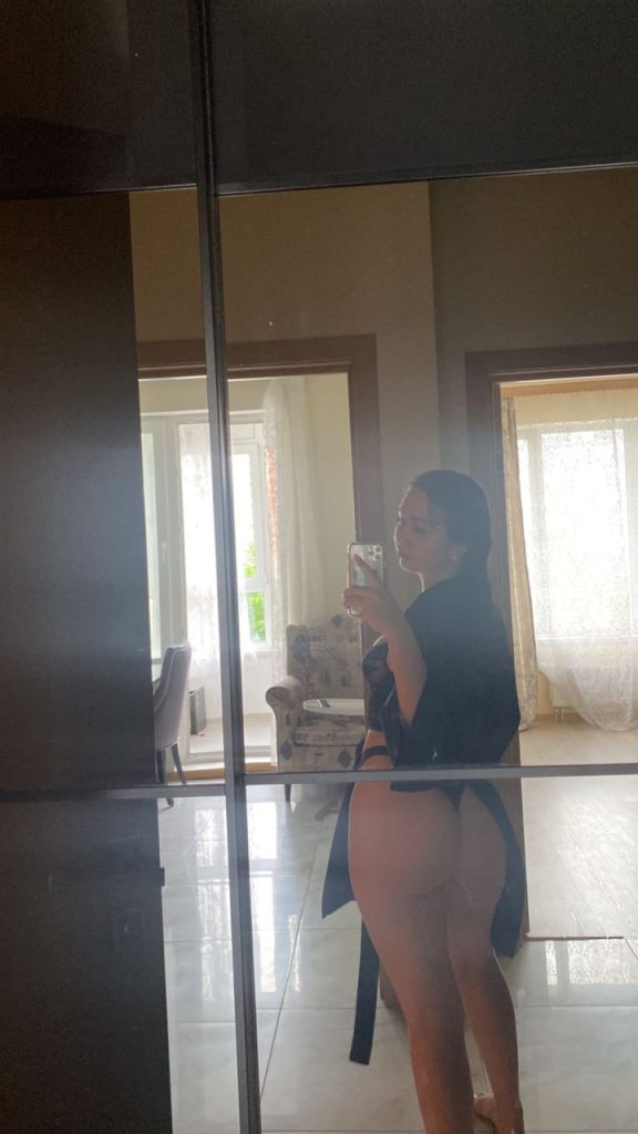 Портрет Ясмин — лучшая эскортница из центра Киева