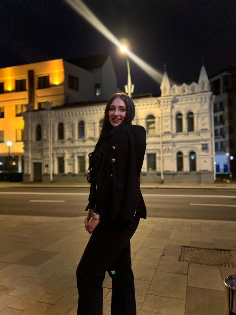 девушка Тамила — элитный эскорт Киев